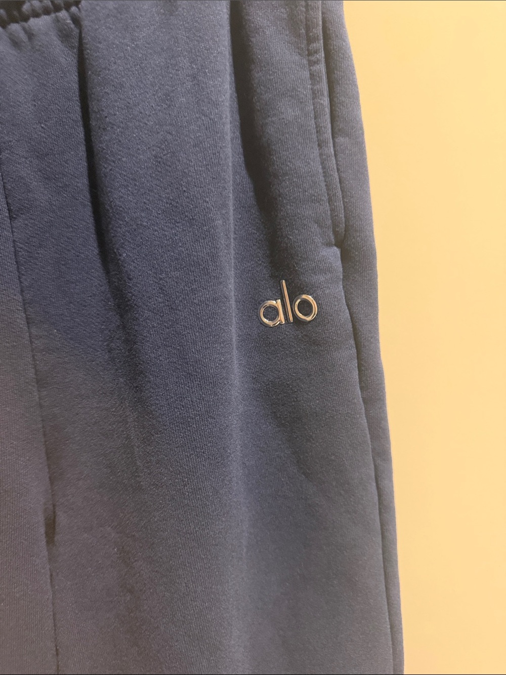EUC ALO Yoga (S) Accolade Sweatpants Navy with Metallic Logo